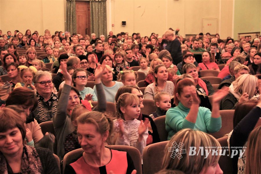 В ГДК им. Ленина прошёл концерт ко Дню матери (ФОТО)