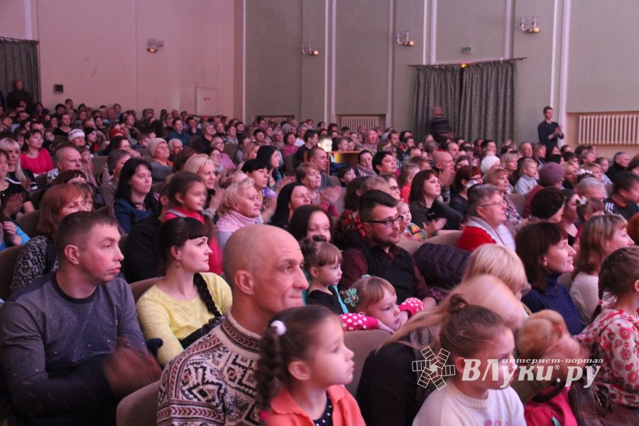 Юные артисты ГДК им. Ленина поздравили мам с праздником (ФОТО)