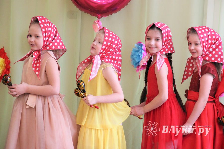 В детских садах Великих Лук проходят утренники к 8 марта (ФОТО)