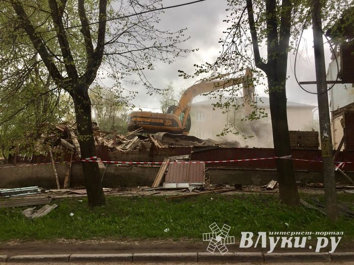 В Великих Луках сносят бараки (ФОТО)
