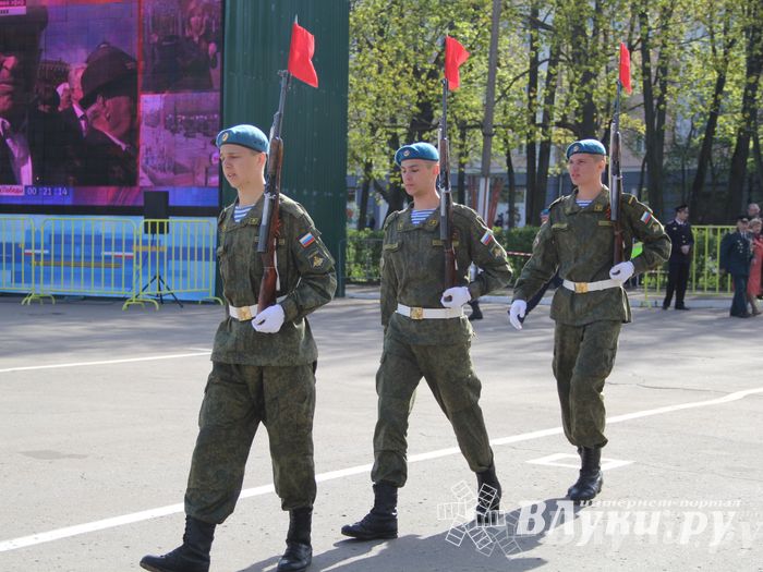 Парад Победы в Великих Луках (фото)