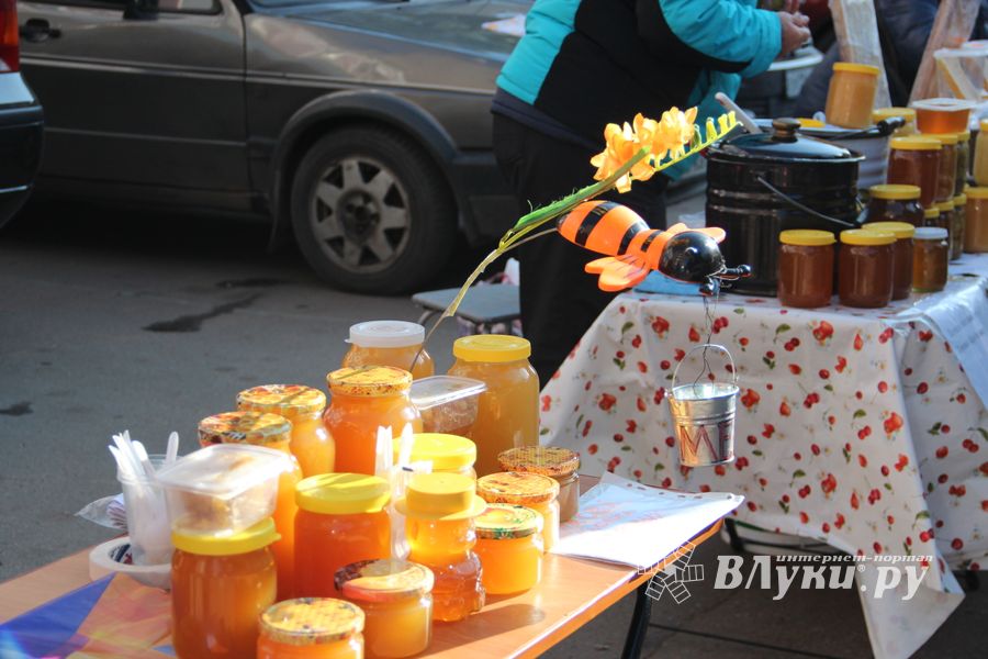 В Великих Луках прошла универсальная осенняя ярмарка (ФОТО)