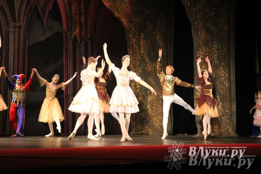 Московский театр «Корона Русского Балета» представил великолучанам балет «Лебединое озеро»
