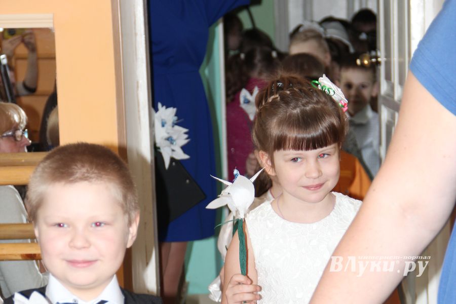 Дети поздравили мам с 8 марта (фото и видео)