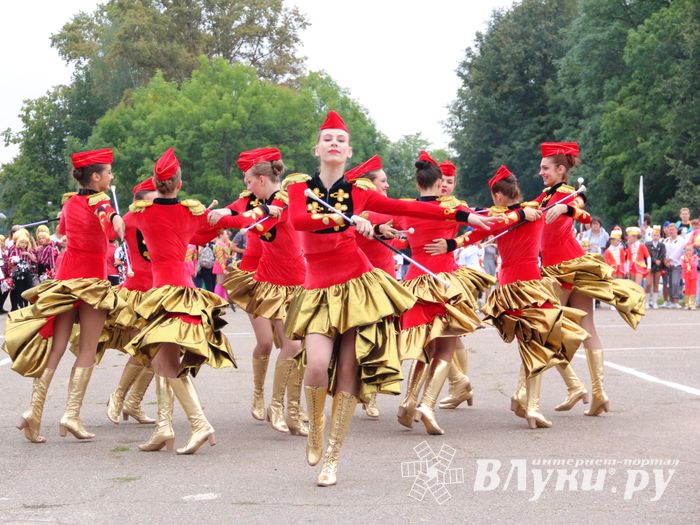 В Великих Луках проходит Международный фестиваль-конкурс среди мажореток и барабанщиц (ФОТО)