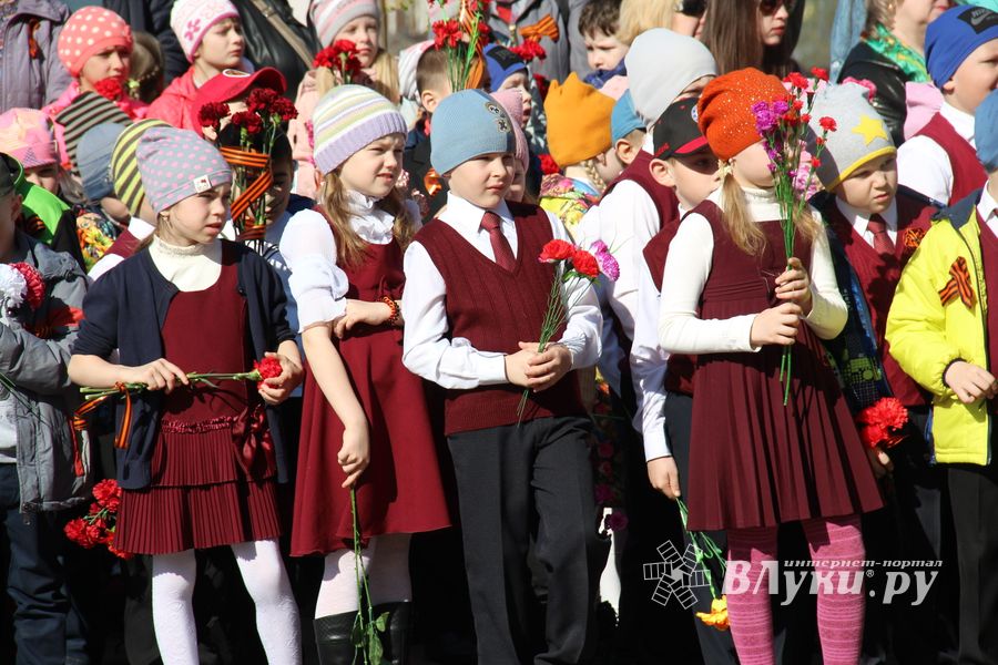 Ученики лицея №11 возложили цветы к могилам Братского кладбища (ФОТО)