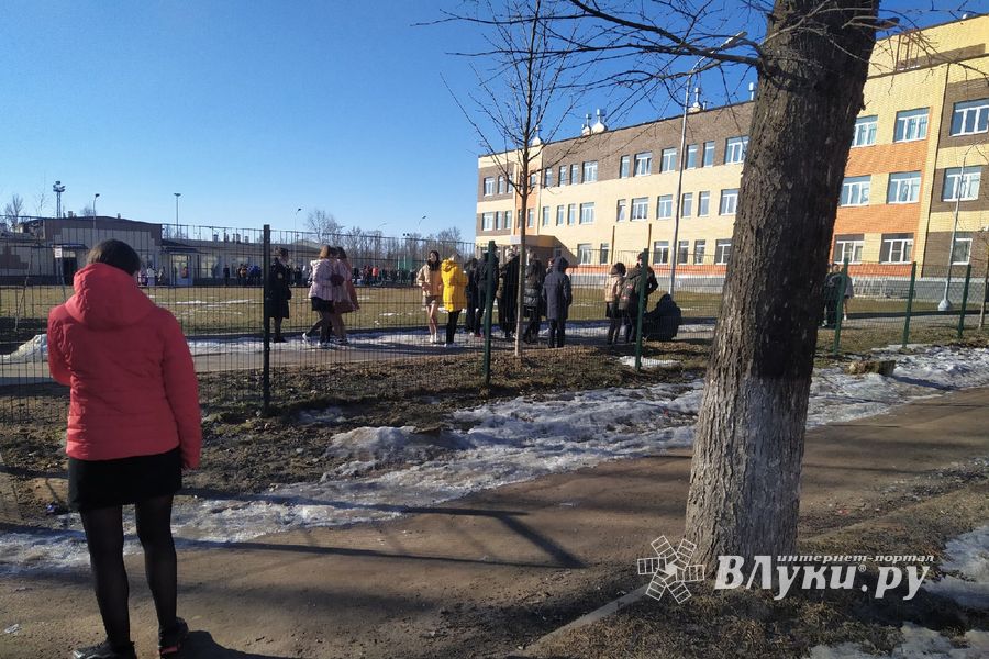 Учеников школы №6 в Великих Луках эвакуировали (ФОТО)