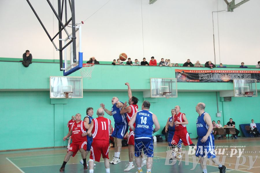 Баскетболисты Великих Лук сыграли со сборной Дмитрова