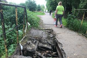 Великие Луки: Где-то строят, а где-то — рушится (ФОТО)