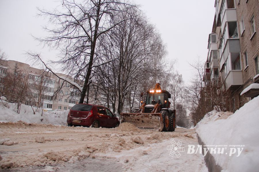 В великолукском дворе замечен трактор, убирающий снег