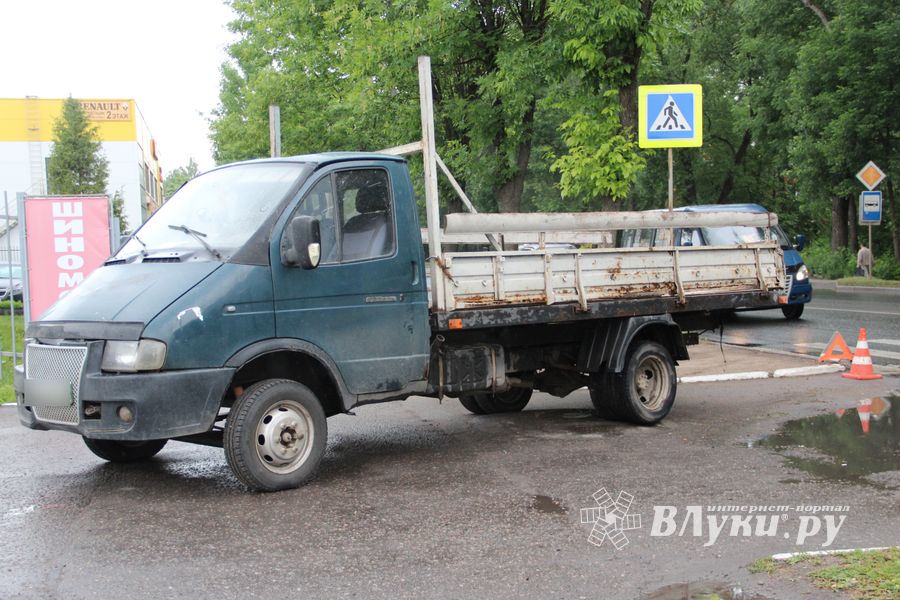 В Великих Луках столкнулись ВАЗ и Газель, есть пострадавшие (ФОТО)