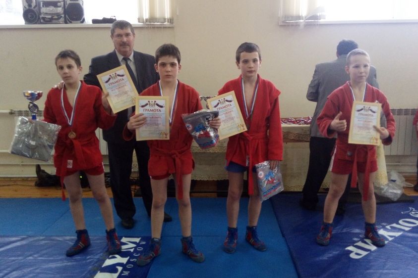 Великолукские спортсмены привезли награды со Смоленского турнира по самбо (ФОТО)