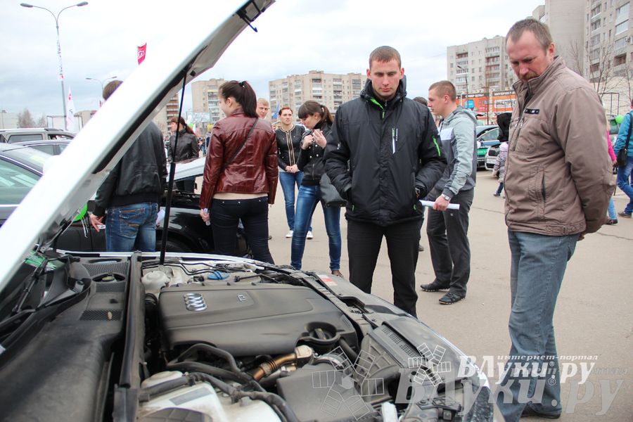 В Великих Луках прошла автомобильная ярмарка