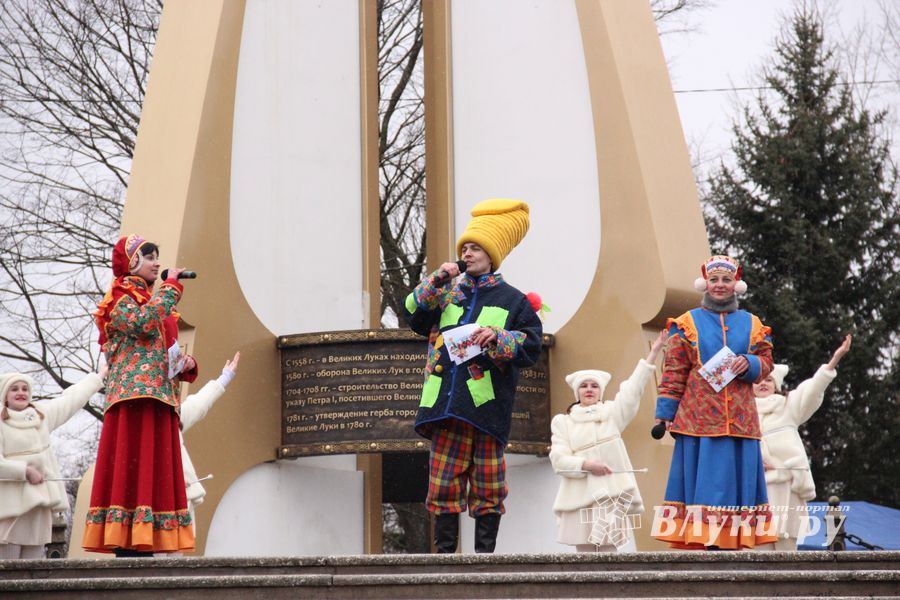 В Великих Луках сожгли Масленицу (фото)