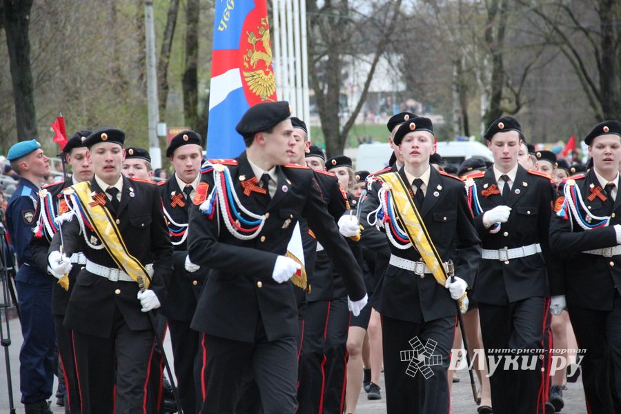В Великих Луках прошел Парад Победы (ФОТО)