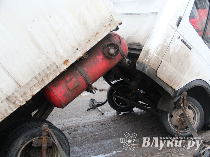 В Великих Луках на Самарском переезде переломилась Газель (ФОТО)