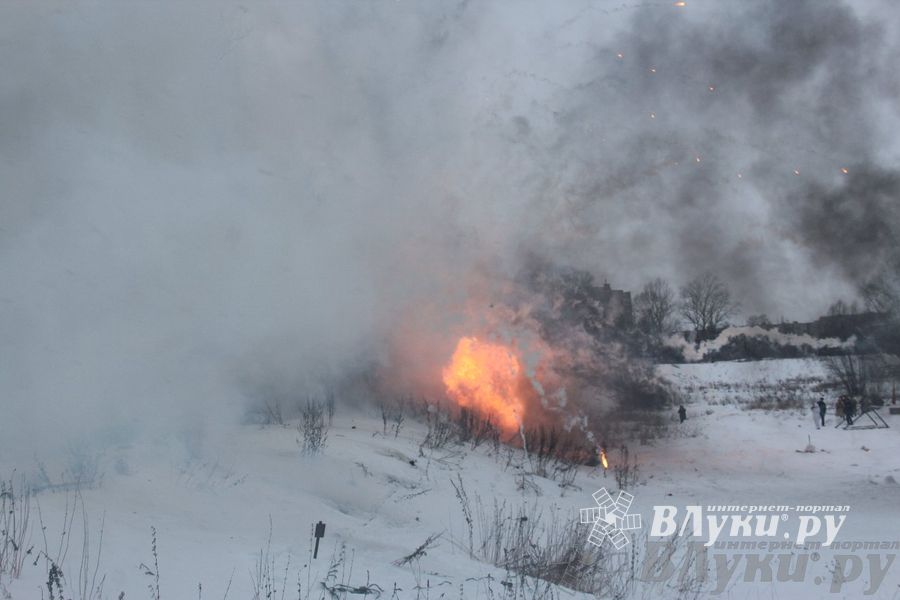 Реконструкция битвы за освобождение Великих Лук