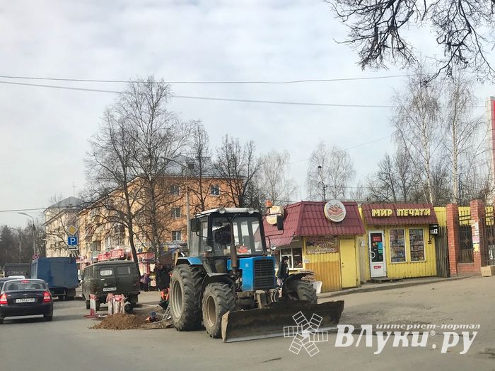 Возле Смоленского рынка завершают замену канализационной трубы (ФОТО)