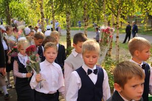 1 сентября в школах Великих Лук прошли Торжественные линейки (ФОТО)