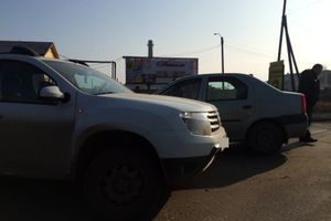 В Великих Луках столкнулись два автомобиля «Renault» (ФОТО)