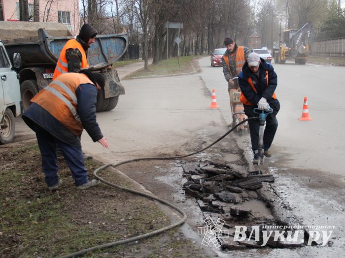 В Великих Луках начался ямочный ремонт улицы Нелидовской (ФОТО)