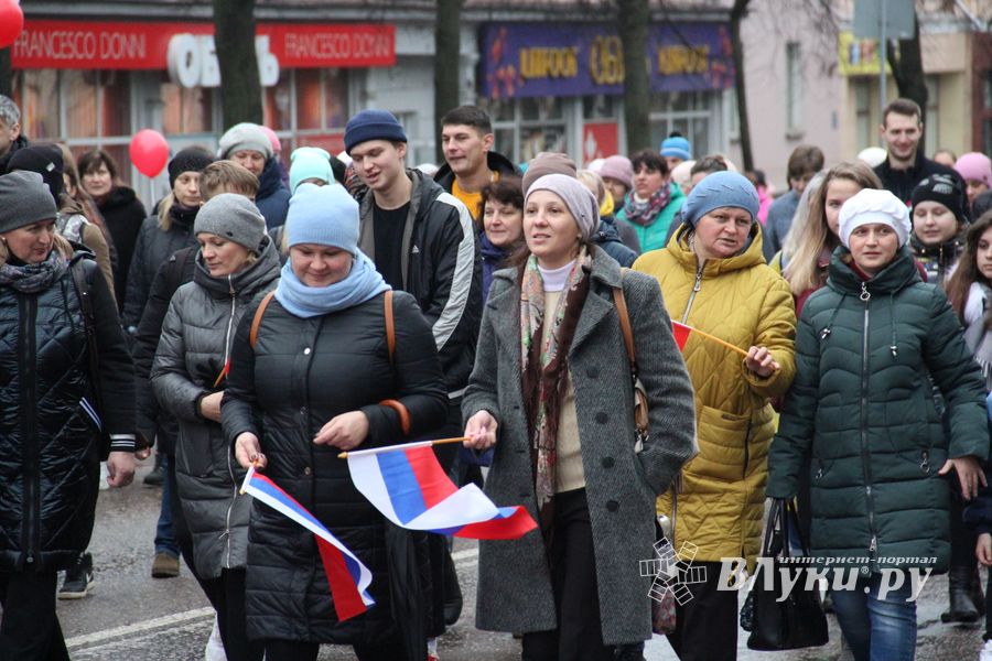 В Великих Луках прошло праздничное шествие (ФОТО)