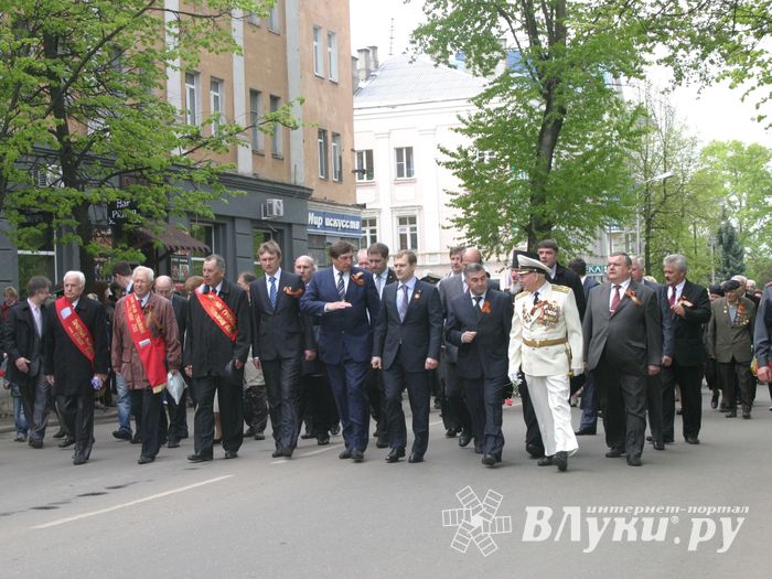 В Великих Луках прошел Военный парад