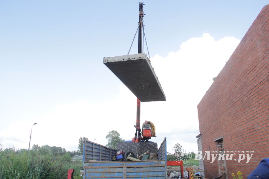Расчистка местности для строительства путепровода в Великих Луках продолжается (ФОТО)