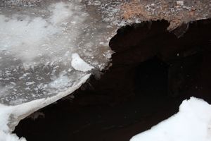 Фотофакт: провал асфальта на Гоголя в Великих Луках