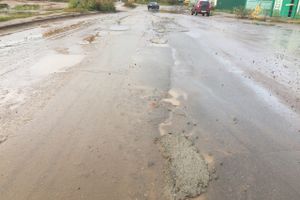 И в дождь, и в стужу бетон — на лужу (ФОТО)