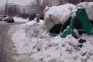 Снегоуборочная машина раздавила «Оку», приняв ее за сугроб