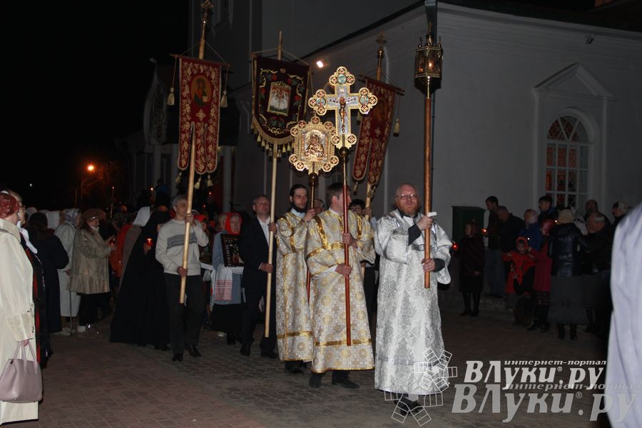 Крестным ходом встредили великолучане светлый праздник Пасхи