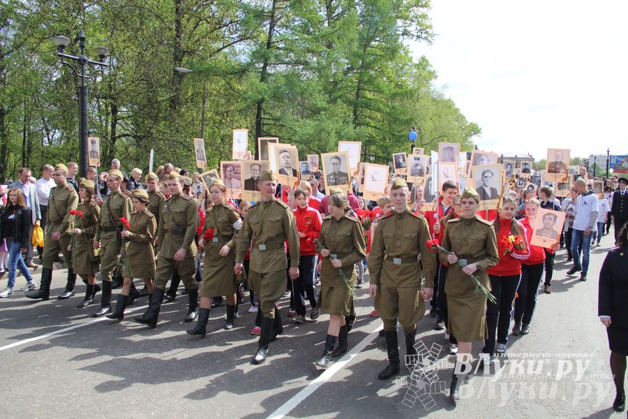 Парад Победы в Великих Луках (фото)