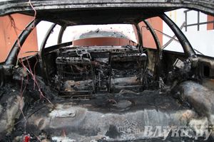 В Великих Луках полностью выгорела Ауди 100 (фото)