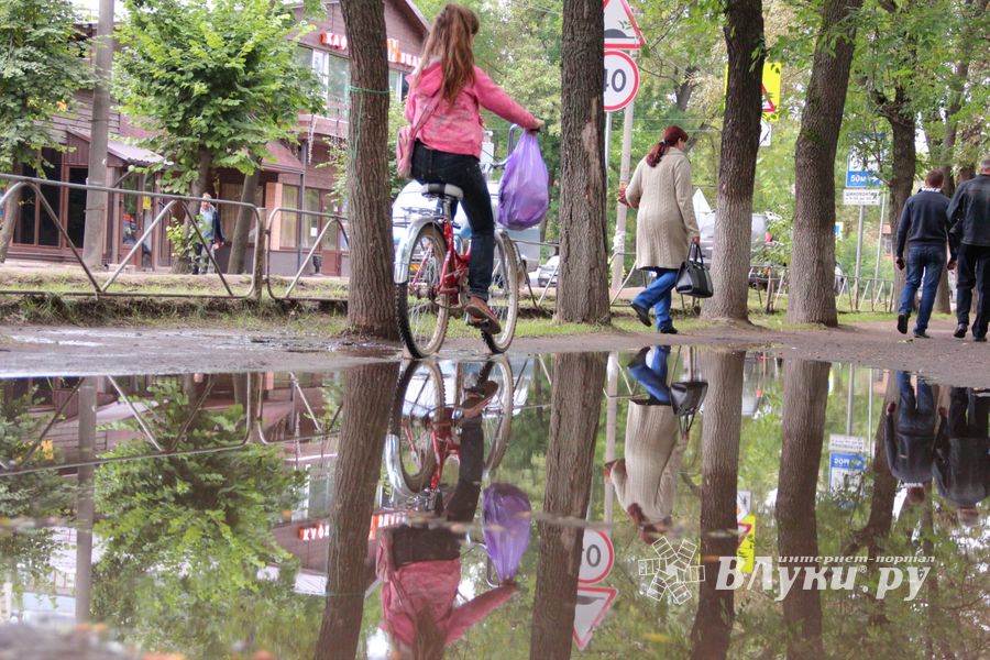 Мечта великолучан: по городу в чистой обуви (ФОТО)