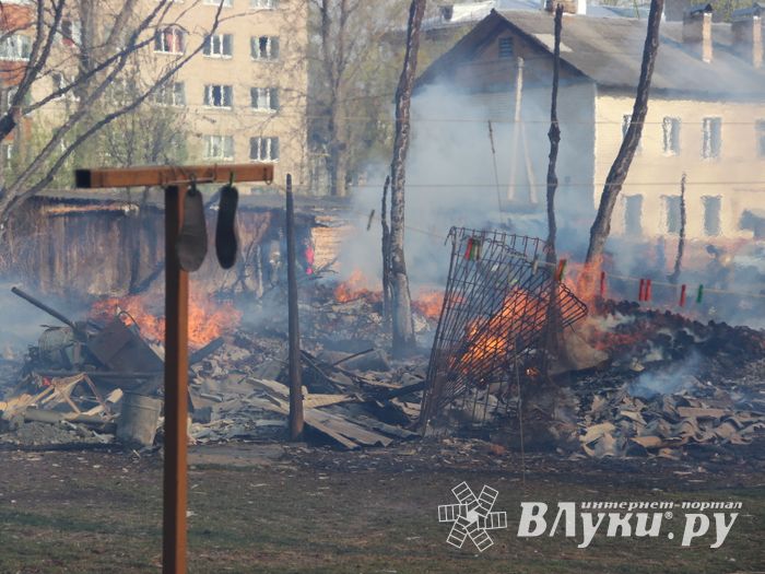 На пожаре в пр. Нелидовском ликвидировали открытое горение (ФОТО)