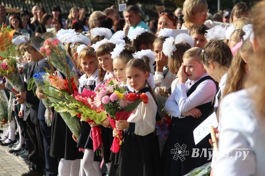 В Великих Луках торжественно встретили День знаний (ФОТО)