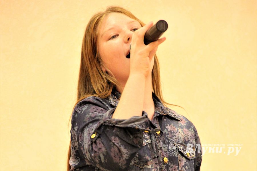 В Великих Луках ученики школы №13 поздравили своих педагогов (ФОТО)