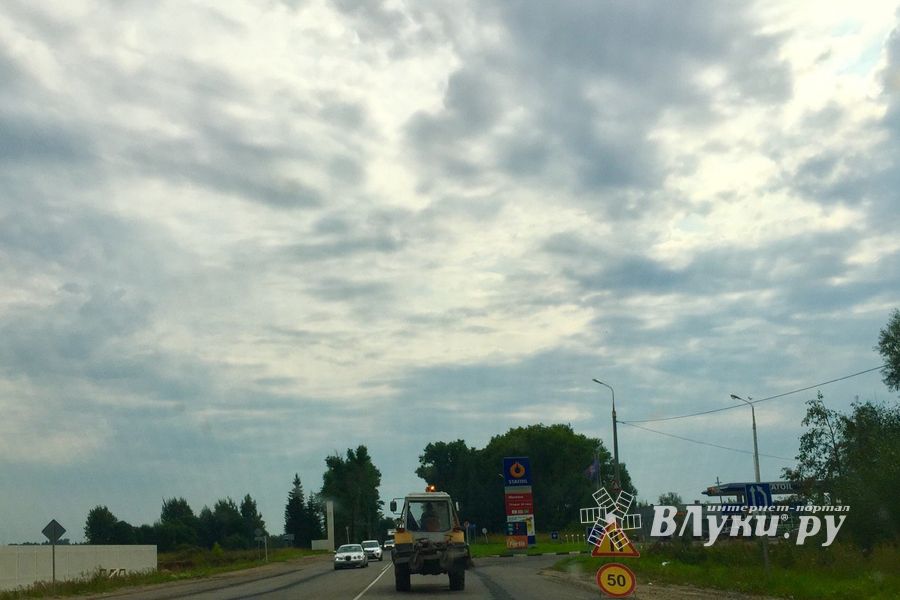 В Великолукском районе продолжается ремонт дорог (ФОТО)