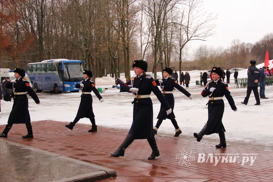 У Вечного огня в Великих Луках прошёл торжественный митинг (фото)