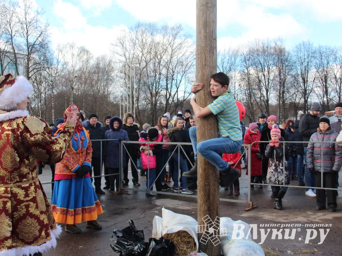 В Великих Луках широко отметили Масленицу (ФОТО)