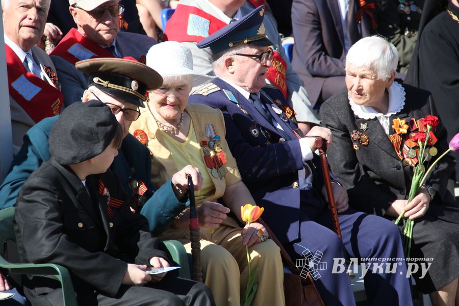 Парад в честь Дня Победы прошел в Великих Луках (ФОТО)
