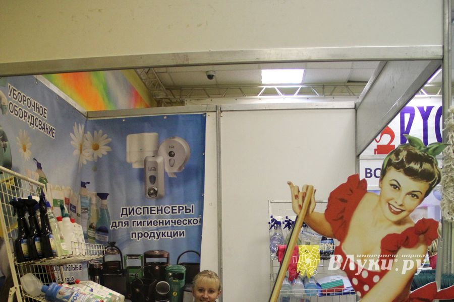 Универсальная выставка проходит в Великих Луках (фото)