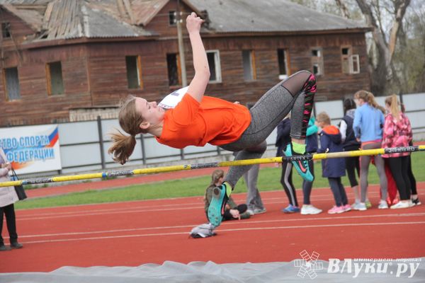 В Великих Луках проходят соревнования «Шиповка юных» (ФОТО) (0+)
