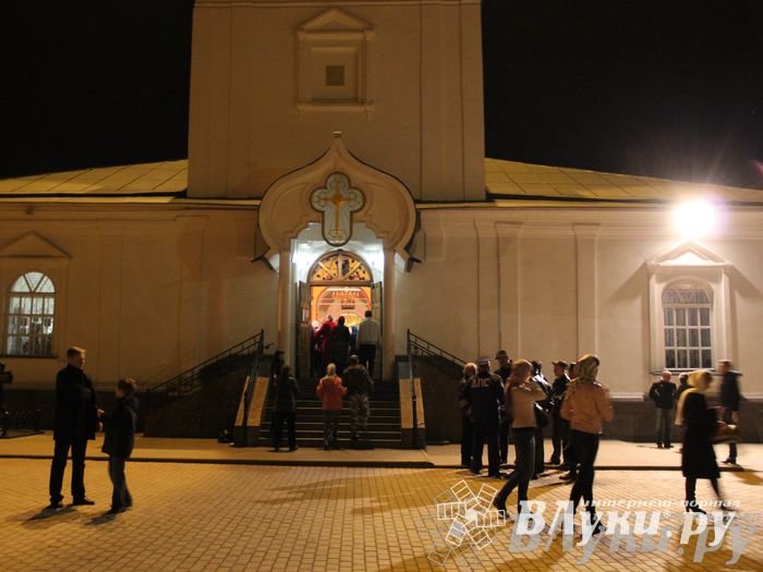 Крестным ходом встредили великолучане светлый праздник Пасхи