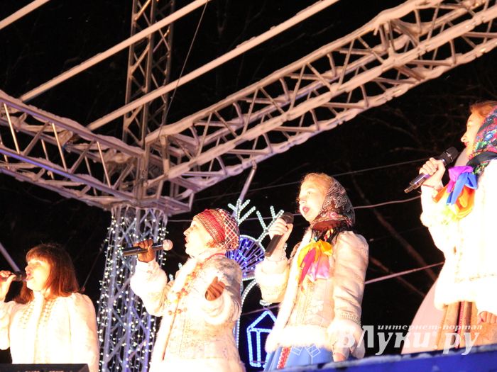 В Великих Луках зажгли Ёлку (ФОТО)