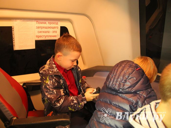 Великолукские школьники почувствовали себя машинистами (ФОТО)