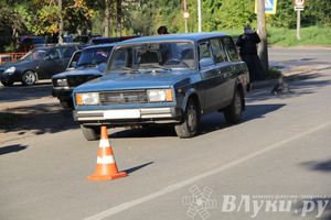 В Великих Луках на улице Первомайской водитель Жигулей сбил 82-летнюю женщину