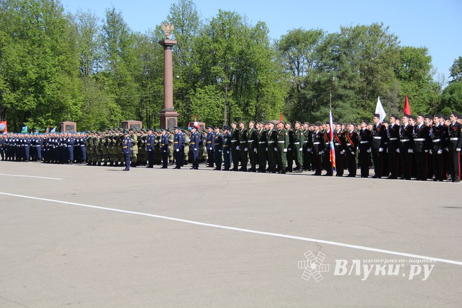 Парад в честь Дня Победы прошел в Великих Луках (ФОТО)
