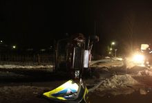 В Невеле водитель сбил светофор и перевернулся (фото)